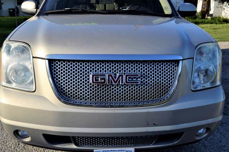 moto-LE ROURET-min_gmc-yukon-truck-grill-2828425